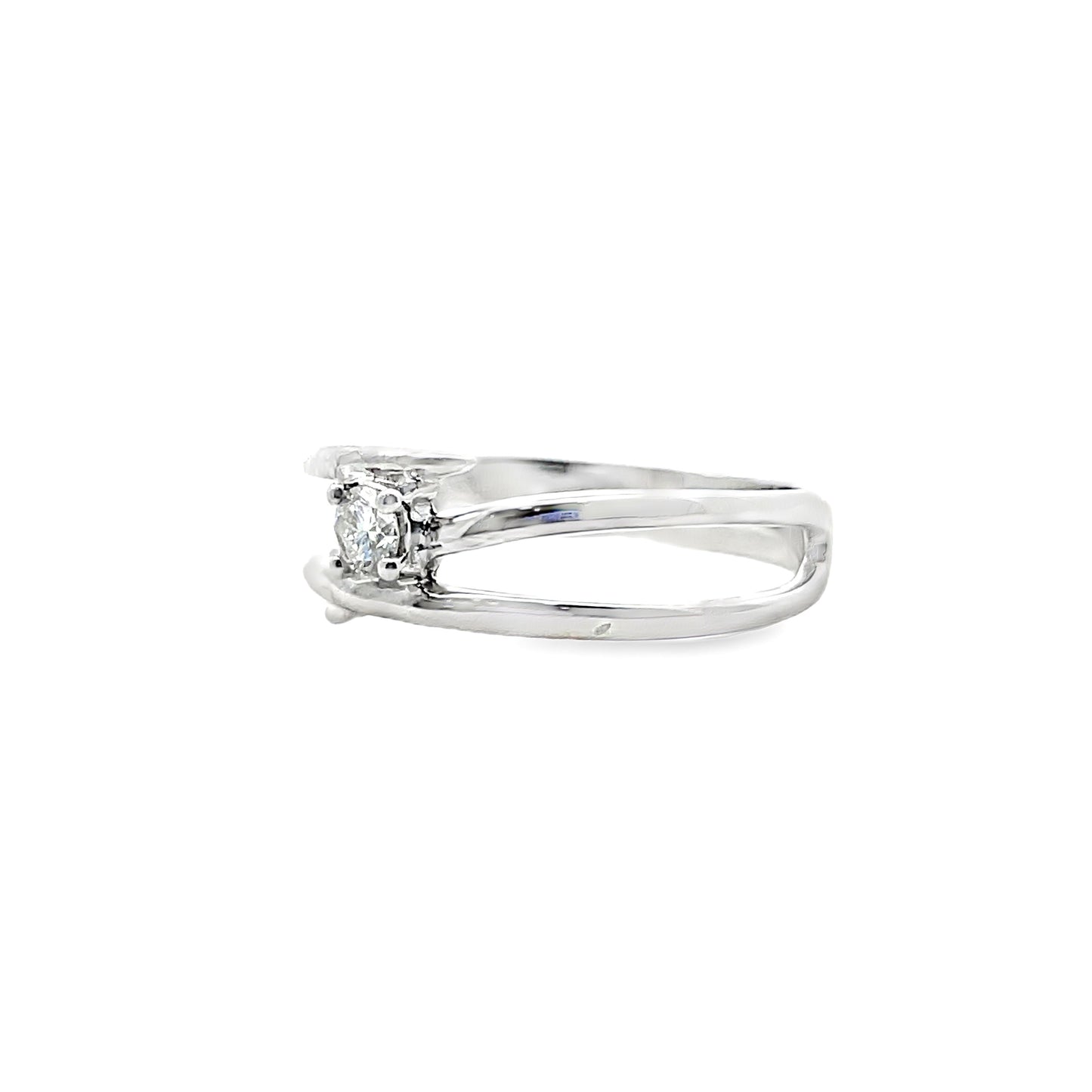 18K WHITE GOLD DIAMOND RING - 0024237