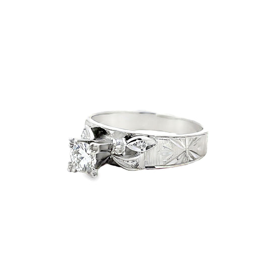 18K WHITE GOLD DIAMOND RING - 0024252
