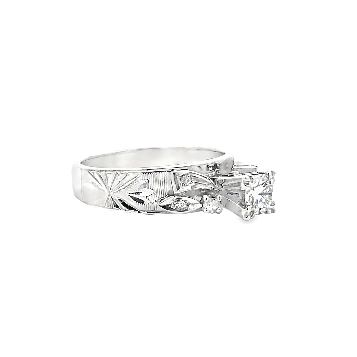 18K WHITE GOLD DIAMOND RING - 0024252