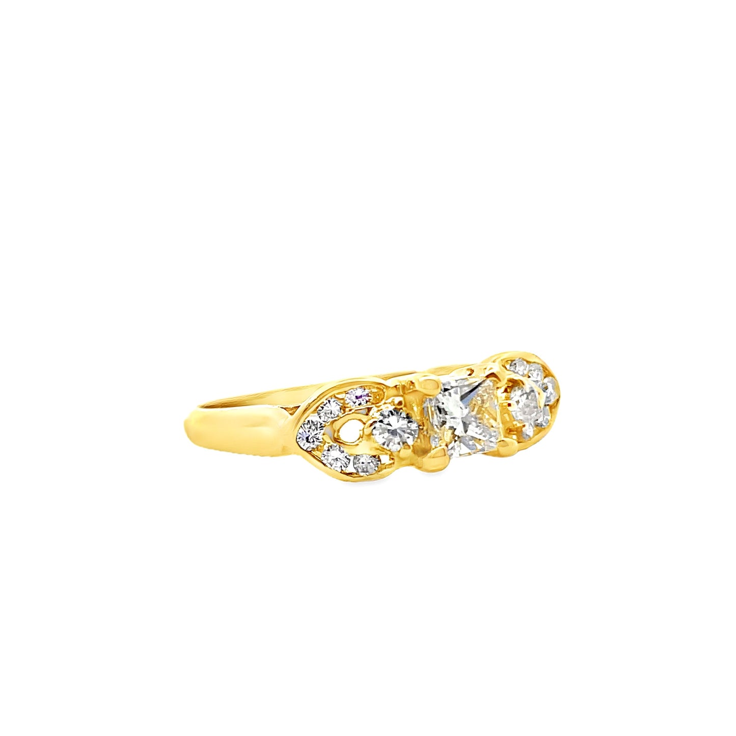 18K GOLD DIAMOND RING - 0024270