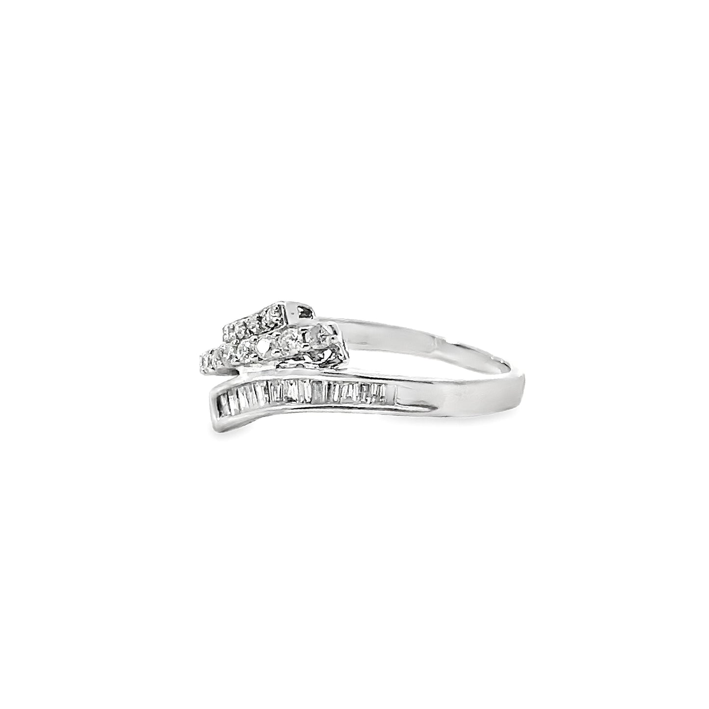 18K GOLD DIAMOND RING - 0024558