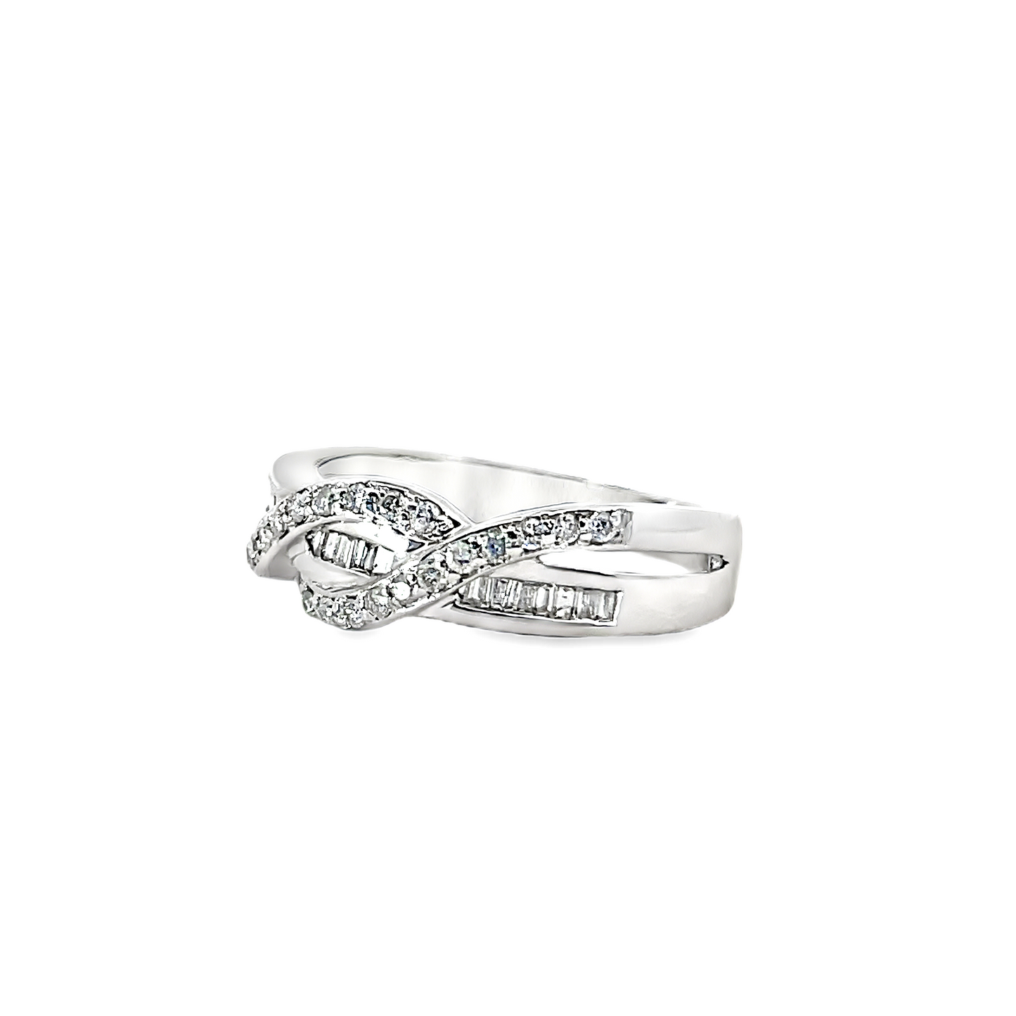 18K WHITE GOLD DIAMOND RING - 0024805