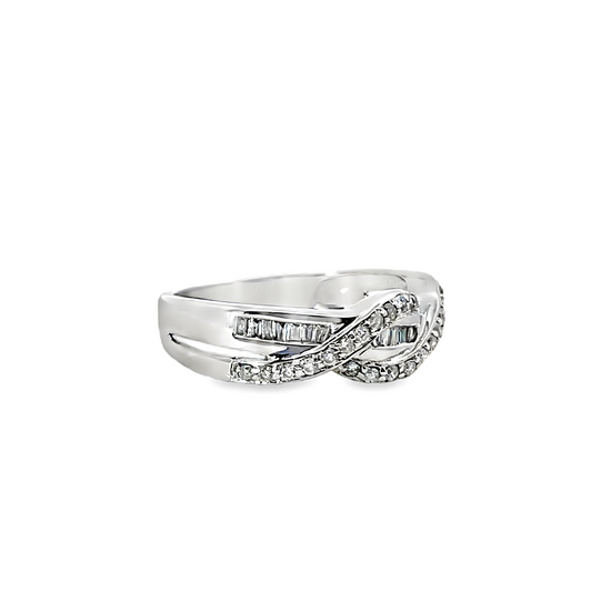 18K WHITE GOLD DIAMOND RING - 0024805