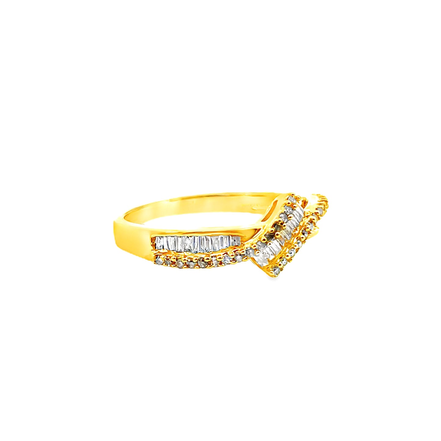 18K GOLD DIAMOND RING - 0025935